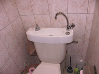 WiCi Concept Handwaschbecken für Gäste WC direkt an das WC anpassbar - Herr R (Frankreich - 974)